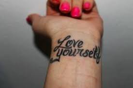 Die kosten für so ein tattoo sind gewöhnlich günstiger, als an einem anderen körperteil, weil für das handgelenk kleine tattoos gewählt werden. 1001 Ideen Fur Handgelenk Tattoo Werden Sie Unique Im Trend