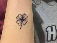 Tatouage trèfle à quatre feuilles tatouage feuille tatouage dentelle tatouage noir tatouage polynésien femme tatouage poignet tatouage avant bras tatouages subtils tatouages corporels. 44 Idees De Tatouage Trefle En 2021 Tatouage Trefle Tatouage Trefle