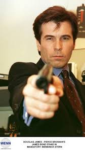 Imágenes de detrás de las cámaras y promocionales de Douglas James, doble  de Pierce Brosnan en "El mañana nunca muere" (1997) : r/JamesBond