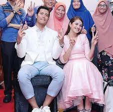 Kasihan pada bintang paling popular, fattah amin yang belum berpeluang bercuti disebabkan terikat dengan komitmen tugasan. Fazura Peluk Ibu Fattah Amin Di Majlis Sambutan Hari Jadi Berita Memey