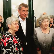 Andrej babiš is a czech politician serving as the prime minister of the czech republic since december 2017 and the founding leader of ano 20. Andrej Babis S Pani Zuzanou Maresovou Je Jednou Z Wintonovych Deti Potkali Jsme Se Pri Slavnostnim Odhaleni Pamatniku Rozlouceni Je Venovan Vsem Rodicum Kteri Sve Deti Poslali Do Bezpeci A Uz