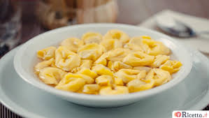 Ascorbato di sodio), uova, carne di suino, farina di grano tenero, burro, formaggio grana padano (latte. Ricetta Tortellini Panna Prosciutto E Piselli Consigli E Ingredienti Ricetta It