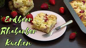 Puddingcreme und erdbeeren kann man natürlich auch mit anderen teigen kombinieren, auch ein schneller rührteig oder ein biskuit sind als basis ideal, wenn man keinen mürbeteig möchte. Erdbeer Rhabarber Kuchen Backen Mit Dem Einfachsten Hefeteig Ever Rhabarberkuchen Rezept Youtube