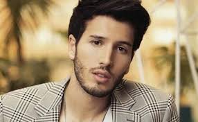 Sebastián yatra, el colombiano que arrasa con su música y tiene más de 23 millones de seguidores en las redes, que ha sido nombrado como nuevo coach de la voz kid (7) en españa, se toma la. La Novia De Sebastian Yatra No Era Danna Paola Segun Los Rumores Musicalatina