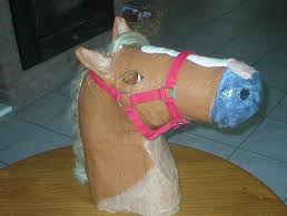Wil je ook een paardenkop in krantenpapier maken? Ik Heb 2 Jaar Terug Een Paardenhoofd Gemaakt Van Papiermache Paardenhoofd Paard Knutselen Papier Mache
