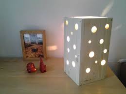 lampe entierement fabriquee en bois de palette lumiere dambiance dimensions h30xl15 5 longueur du fil 150cm wooden pallet furniture wood lamps wood pallets