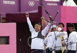 안산(20·광주여대)와 짝을 이뤘던 혼성 단체전에서 금메달을 수확한 데 이어 이날은 오진혁(40·현대제철), 김우진(29·청주시청)과 함께. Guln9hljckeuvm