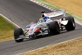 La superleague formula se correrá con monoplazas y los equipos son patrocinadores y llevan los colores de equipos de superleague formula — la monoplace aux couleurs des glasgow rangers. Superleague Formula Olympique Lyonnais F Perera Formula One Open Wheel Racing Modern