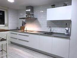 Hay quienes evitan el blanco en su cocina por considerarlo un color que se ensucia mucho y es necesario despejar el diseño de tu cocina puede venir definido por diferentes variables como el tamaño, el estilo o las tonalidades que usemos en ellas y, silestone. Cocina Blanca Mate Con Tirador Al Canto Arnit