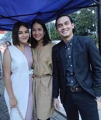 Seperti inilah kebahagiaan ikbal fauzi dan novia giana nurjanah dalam hari pernikahan mereka. Ikbal Fauzi S Unique Way Of Resisting Laughter See Ayya Renita S Nyeleneh Behavior In Love Bonds Netral News