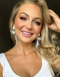 Elisha Fox's Instagram, Twitter & Facebook