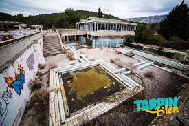 La Piscine Abandonnee De Luminy Tarpin Bien