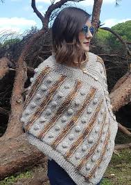 Also called a ponchette, it is made by crocheting a large rectangle then seaming it at the bottom, which becomes the top when you wear it.the best part about it is the chunky alpaca blend yarn that makes it particular cushy. Poncho De Lana Tejido Para Mujer Chal Estilo Boho Para Etsy Fashion Womens Fashion Poncho