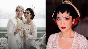 Kabar bahagia tersebut pertama kali diperlihatkan lewat foto yang diunggah the bride story. Resmi Jadi Suami Istri Ini 10 Momen Bahagia Dan Haru Pernikahan Isyana Sarasvati Rayhan Maditra Tribunnews Com Mobile