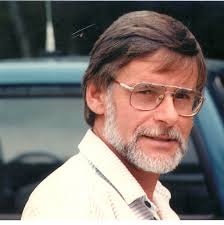 Robert Decelles : un homme de destin et de courage et une légende du parc  national du Mont-Tremblant. Par Pierre Trudel. Son enfance Robert est né à  Montréal en 1939. ''Nos parents