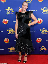 In love with this style, incredible clothing on the perfect daphne. Chelsea Handler Looks Lovely In Lace As She Roasts Kevin Hart While Presenting At Mtv Goat Awards Readsector Female
