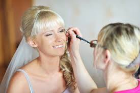 Wir bringen ihnen unsere haarpflegeprodukte nach hause! So Viel Kostet Eine Visagistin Fur Die Braut Bei Der Hochzeit