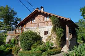 La casa de madera es una casa de alojamiento ubicada en una finca de una hectárea en el medio rural. Amalau Casa Rural En Vizcaya Zeanuri Pais Vasco Parque Gorbea
