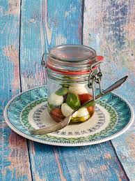 Ein rezept für einen salat im glas mit kichererbsen, tomaten, mozzarella und petersilie. Caprese Im Glas Kuechenlatein Com