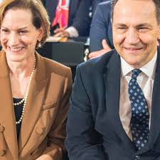 Konrad Berkowicz: Sikorski twierdzi, że tragedia w Gazie „nie spełnia  definicji ludobójstwa”. A ile tysięcy cywilów musi zginąć by uznał to za  ludobójstwo? Izrael niszczy miasta, odcina ludzi od wody i prądu.