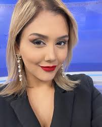 Comenzamos un nuevo año con el mismo amor y compromiso ❤️🌷 #makeup  @glossyclients #zarcillos @klazze_ve