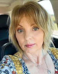 Hi all! Asking in this group because I know there is a huge audience in  here(locals, etc.)...we are headed to Oahu next May and are getting a  professional photo shoot done and