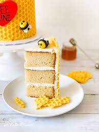 Easy Honey Bee Mine Cake Tutorial That S Super Impressive Xo Katie Rosario Recipe Bee Cakes Cake Decorating For Beginners Cake