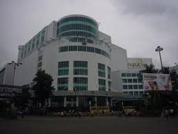 From pasar (market) +‎ raya (great), from a calque of english supermarket. Pasaraya Sewa Kantor