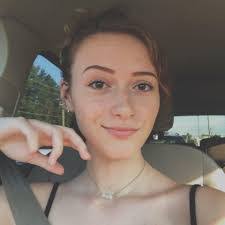 Mandi Lee's Instagram, Twitter & Facebook