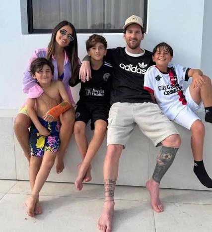 Leo Messi and his family on Instagram. 📲🫂
