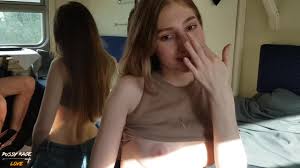 Vacances dune étudiante Excitée dans le Train. Passionnément Jeté sur ma  Bite