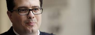 Rachel lambert, l'épouse de vincent lambert, est abattue, par des années de croyants qui estimaient que leur fils était handicapé et non en fin de vie. La Cour D Appel De Paris Ordonne De Retablir L Alimentation Et L Hydratation De Vincent Lambert