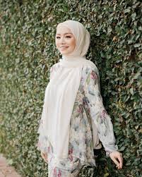 Hijab mengumumkan penjualan rm50 juta untuk tahun 2015 di mana 10% daripada adalah hasil dari segmen antarabangsa kini produk naelofar hijab sudah dieksport ke lebih 30 buah negara termasuk singapura, brunei, london, australia dan belanda mempunyai 700 pengedar di malaysia. Pin By Entertainment On Modern Kurung Malaysia Fashion Muslimah Fashion Style Maxi Dress