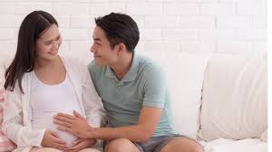 Ask the couple to lie down on the bed and take some gentle and romantic pictures. 12 Ways Husbands Can Spoil Their Pregnant Wives