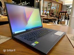 Meskipun menggunakan layar 14 inci, namun laptop ini terasa berukuran 13 inci karena mempunyai bezel yang cukup kecil. Asus Vivobook Ultra A412 The Smallest Laptop Dengan Performa Tinggi Hardwareholic Com Hardwareholic Com