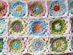 Puh, 192 quadrate zu häkeln kann ganz schön dauern. Granny Squares Hakeldecke Mein Corona Plaid Marja Katz