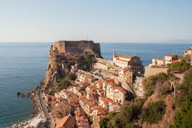 Sometimes called the squills in english, they are native to woodlands, subalpine meadows, and seashores throughout europe, africa and the middle east. Scilla Turismo Reggio Calabria