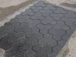 Grazie alle piastrelle in plastica è possibile realizzare un pavimento per esterno in maniera semplice grazie moduli ad incastro autobloccanti. Pavimento Autobloccante Da Esterno In Plastica Riciclata Pavimenti Riciclo Esterno