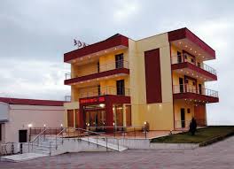 Η ελασσόνα είναι κωμόπολη του νομού λάρισας και είναι χτισμένη αμφιθεατρικά στους πρόποδες σειράς λόφων, στη νότια πλευρά του ολύμπου. Enoikiazomena Dwmatia Sthn Elassona Hamos Gr