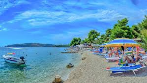 Smešten je na ostrvu koje je mostom povezano sa kopnom i susednim ostrvom. Apartmani Medena Trogir Dalmacija Hrvatska