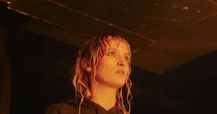 Il nuovo film della regista di raw. Julia Ducournau S Titane Trailer Wants To Knock Us Out Cold