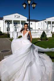 Boho brautkleider liegen nach wie vor im trend, denn sie verbinden auf einzigartige weise lässigkeit mit naturverbundenheit. Glamour Brautkleider Koln Anna Moda Sorgt Fur Extravaganz