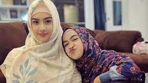 Udah pada ikutan giveaway belum ?? Anya Geraldine Belajar Pakai Hijab Ke Ria Ricis Netizen Kompak Bilang Cantik