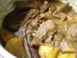 Kurma di malaysia lazimnya dibuat dengan ayam atau kambing tumis dengan rampaian rempah kisar, kacang dan santan kelapa atau kelapa parut. Kurma Daging
