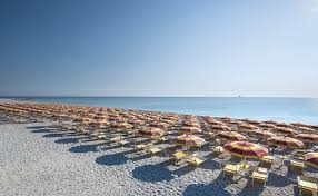 La sua posizione è ottimale poiché si trova vicino a vari hotel, strutture ricettive, campeggi e fermate dei mezzi pubblici. Porto Sant Elpidio