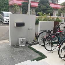 2016 10 26 外構post しつこくてごめんなさい 昨日のpic の裏側です 自転車 と水道 を隠したくて 門袖を作ったんだけど 実は 横から見えてます ホースは おシャンなやつに買い換えたいなぁと思いつつ 使い勝手がよいからこのままっぽい 水景設備 外