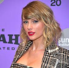 See taylor swift's beauty and hair looks through the taylor swift's amazing beauty transformation through the years. Taylor Swift Just Revisited The 00s With Poker Straight Hair And A Fringe