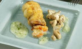 Cocina todo durante unos 15 minutos y luego sirve decorando con unas hojas de rúcola. Receta De Muslo De Pollo Relleno De Jamon Y Queso Karlos Arguinano