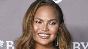 Chrissy teigen won the award for the most revealing dress at the american music awards on sunday. Chrissy Teigen Gesteht Sie Hatte Mit 20 Eine Beauty Op Promiflash De
