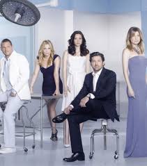 Arizona's leg is injured, derek's hand is messed up, and mark has a cardiac issue. Grey S Anatomy Un Mort Et Un Depart Pour Le Final De La Saison 8